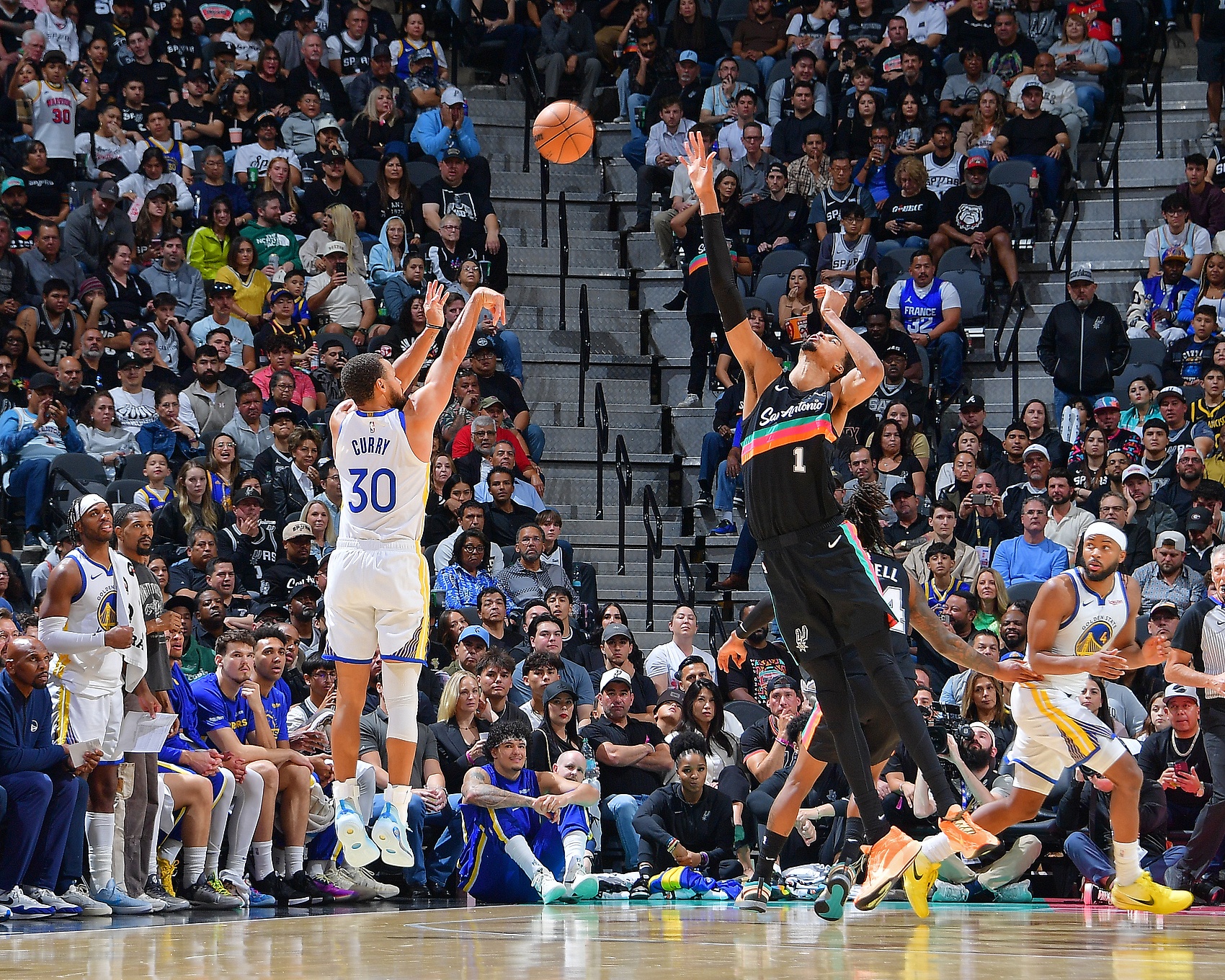 九游体育官网-巴特勒报销勇士梦碎!美媒建议库里联手文班 福克斯&索汉等成筹码