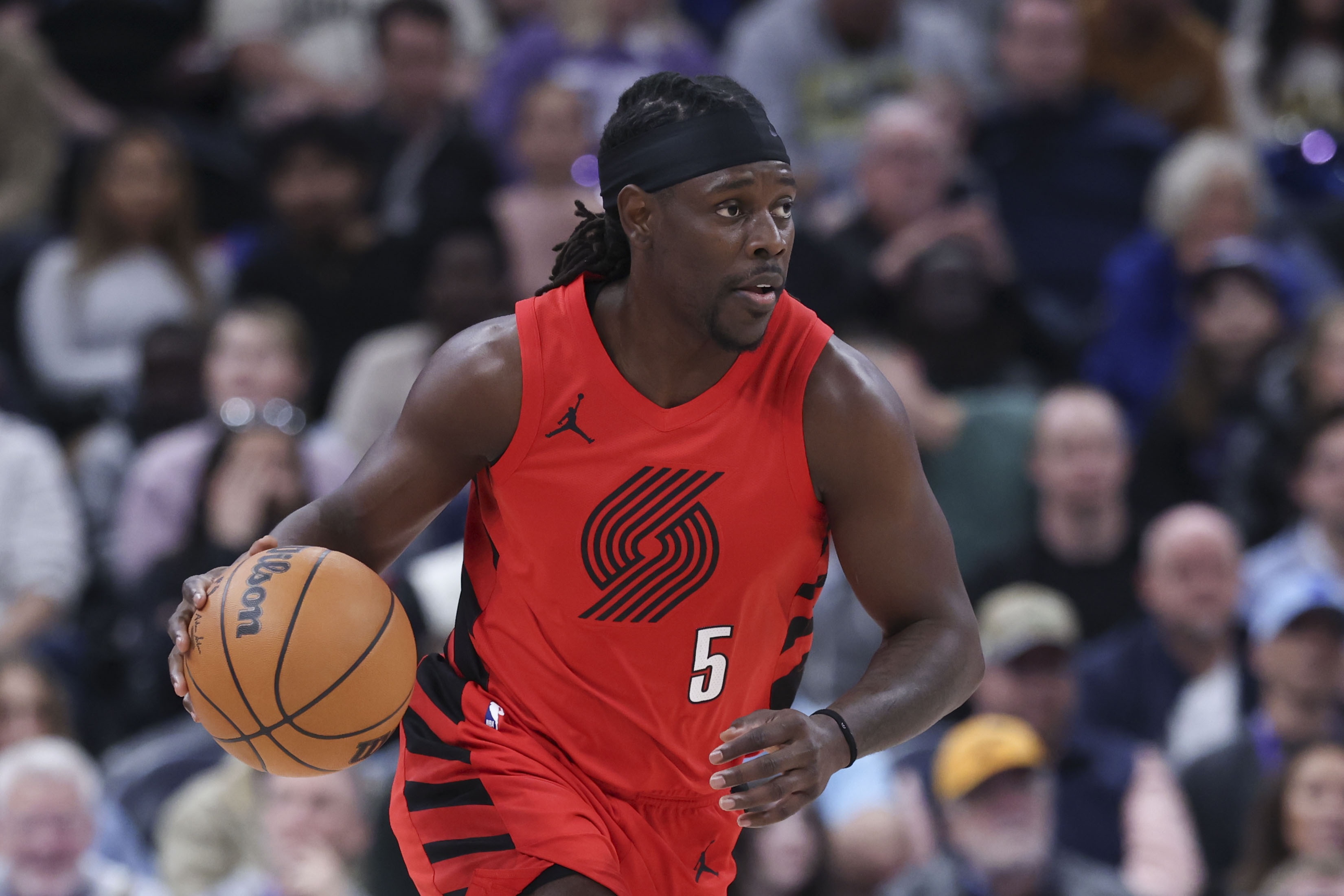 九游体育官网-无敌了！霍勒迪连续胯下运球控时间压哨三分球命中 末节已经14分